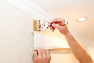 Pose de papier peint à Orange — revêtements muraux et toiles de verre